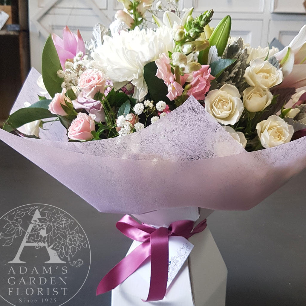 Pretty-Bouquet in cardboard vase